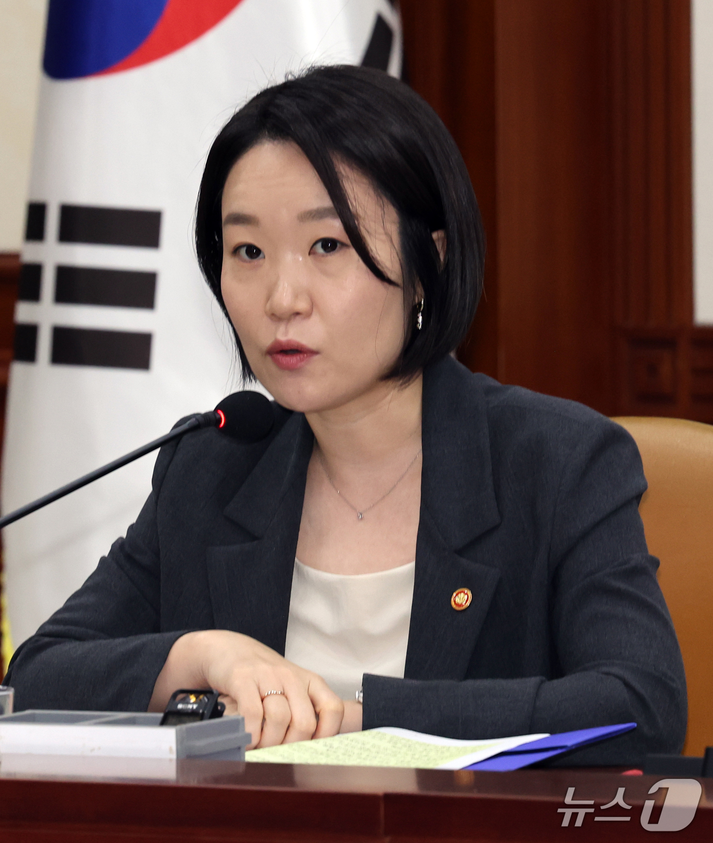 (서울=뉴스1) 이종덕 기자 = 이소영 중소벤처기업부 장관이 1일 서울 종로구 정부서울청사에서 열린 비상경제본부 회의 겸 경제장관회의에서 온누리상품권 관련 발언 하고 있다. 202 …
