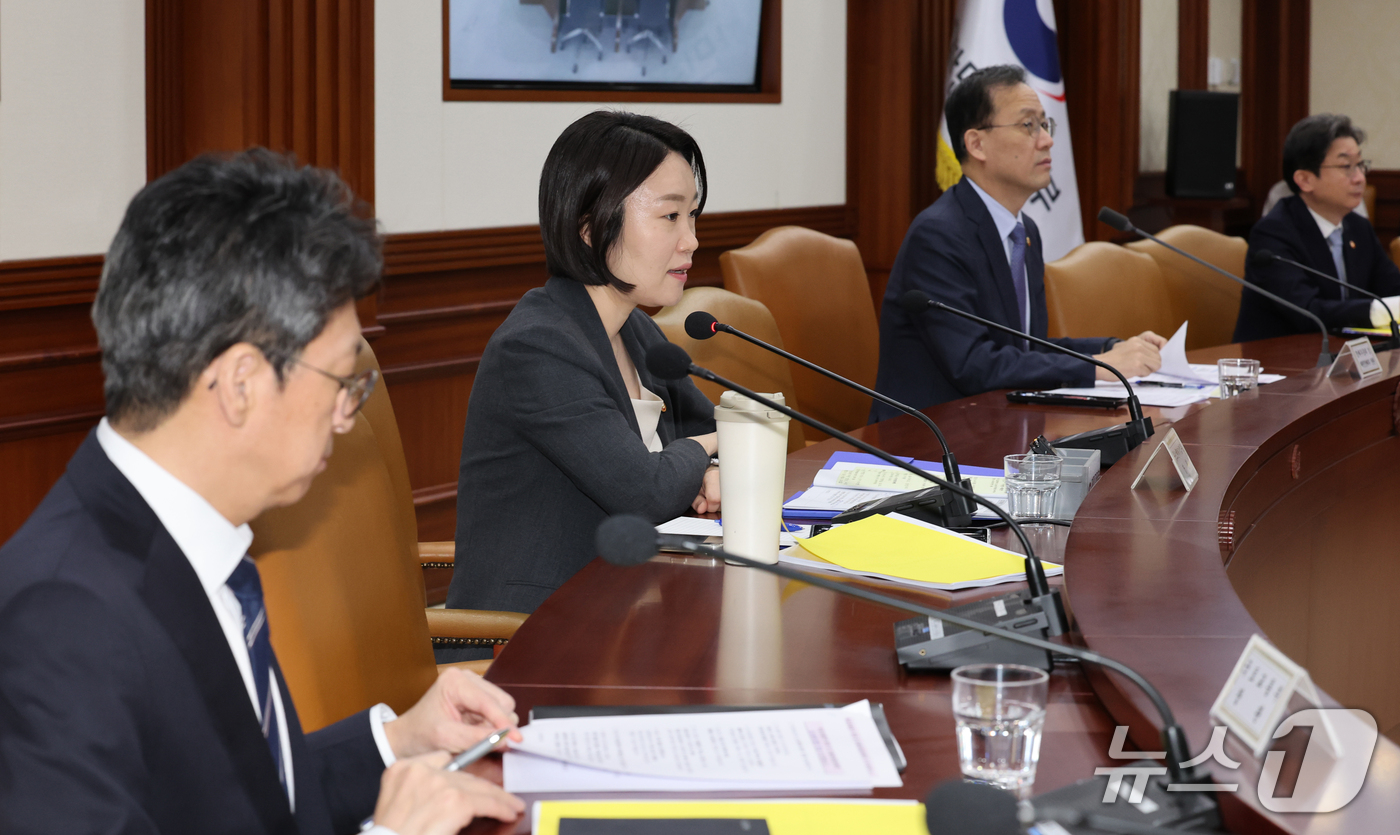 (서울=뉴스1) 이종덕 기자 = 이소영 중소벤처기업부 장관이 1일 서울 종로구 정부서울청사에서 열린 비상경제본부 회의 겸 경제장관회의에서 온누리상품권 관련 발언 하고 있다. 202 …