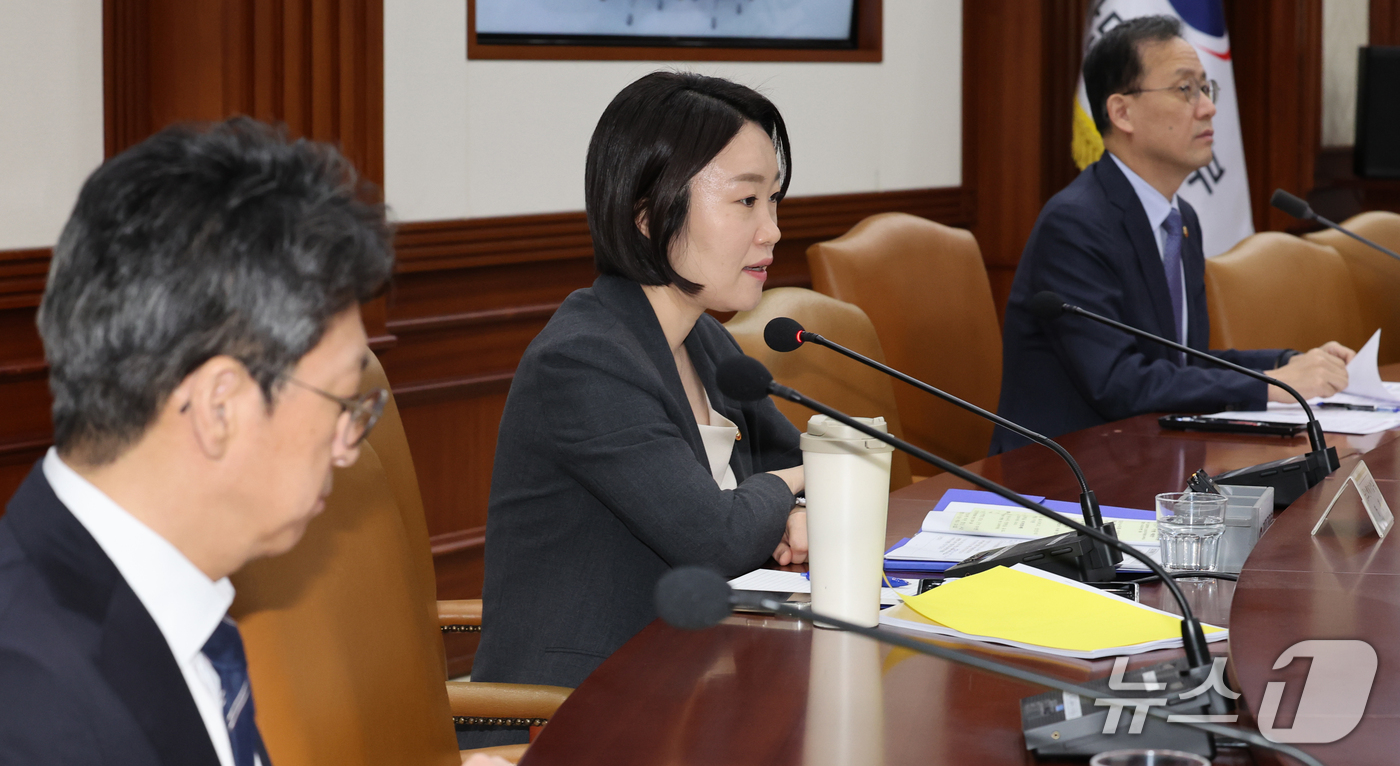 (서울=뉴스1) 이종덕 기자 = 이소영 중소벤처기업부 장관이 1일 서울 종로구 정부서울청사에서 열린 비상경제본부 회의 겸 경제장관회의에서 온누리상품권 관련 발언 하고 있다. 202 …