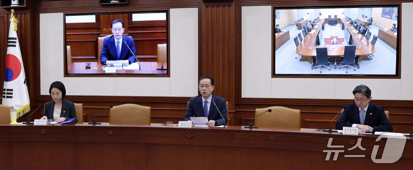 (서울=뉴스1) 이종덕 기자 = 이형일 부총리 겸 재정경제부 장관이 1일 서울 종로구 정부서울청사에서 열린 비상경제본부 회의 겸 경제장관회의를 주재하고 있다. 2026.10.1/뉴 …