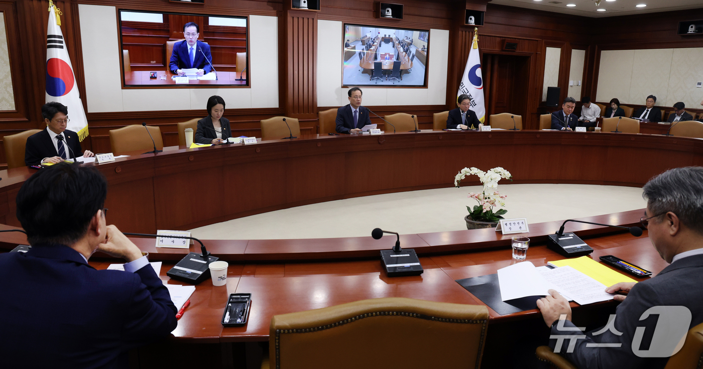 (서울=뉴스1) 이종덕 기자 = 이형일 부총리 겸 재정경제부 장관이 1일 서울 종로구 정부서울청사에서 열린 비상경제본부 회의 겸 경제장관회의를 주재하고 있다. 2026.10.1/뉴 …