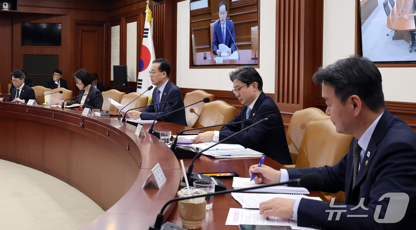 (서울=뉴스1) 이종덕 기자 = 이형일 부총리 겸 재정경제부 장관이 1일 서울 종로구 정부서울청사에서 열린 비상경제본부 회의 겸 경제장관회의를 주재하고 있다.  2026.10.1/ …