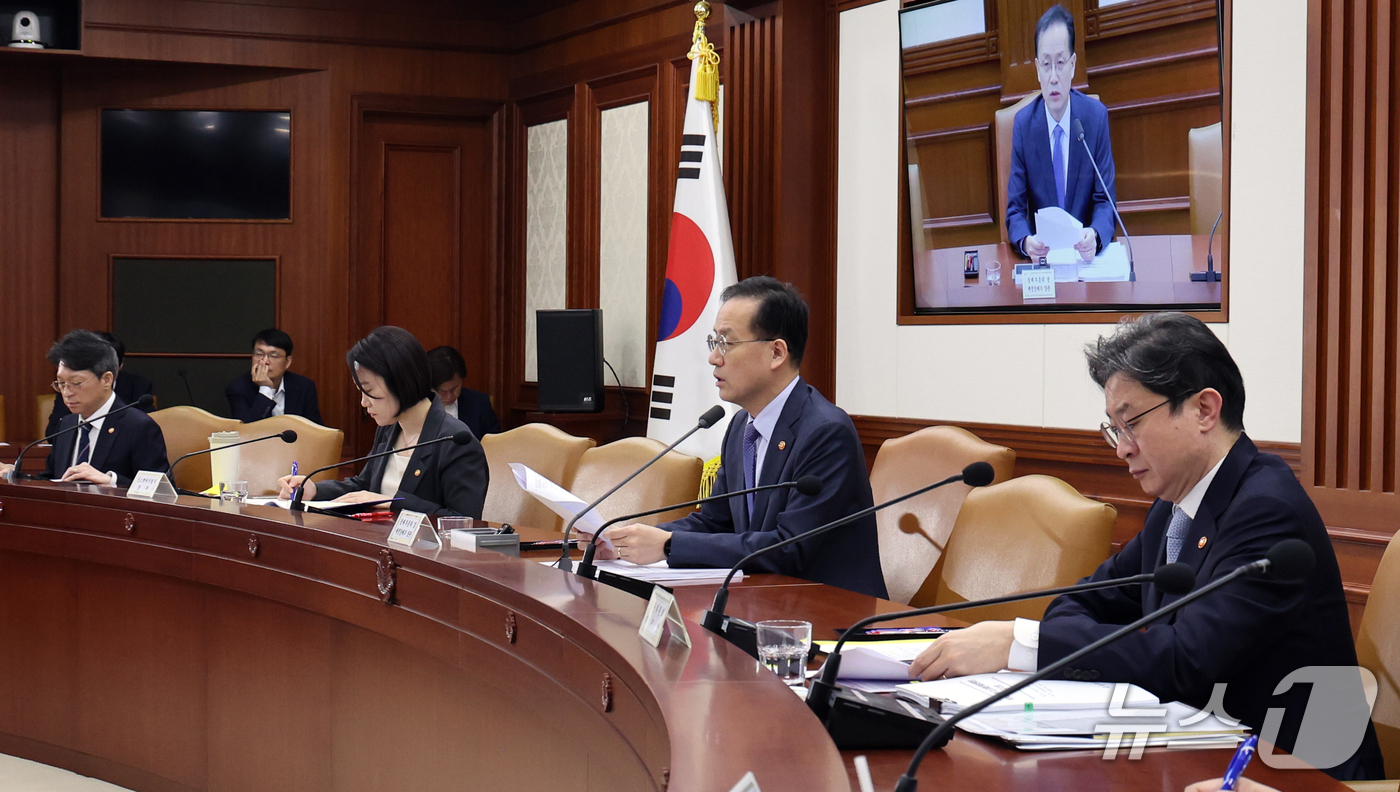 (서울=뉴스1) 이종덕 기자 = 이형일 부총리 겸 재정경제부 장관이 1일 서울 종로구 정부서울청사에서 열린 비상경제본부 회의 겸 경제장관회의를 주재하고 있다.  2026.10.1/ …