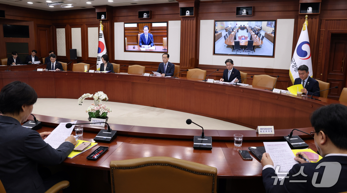 (서울=뉴스1) 이종덕 기자 = 이형일 부총리 겸 재정경제부 장관이 1일 서울 종로구 정부서울청사에서 열린 비상경제본부 회의 겸 경제장관회의를 주재하고 있다. 2026.10.1/뉴 …