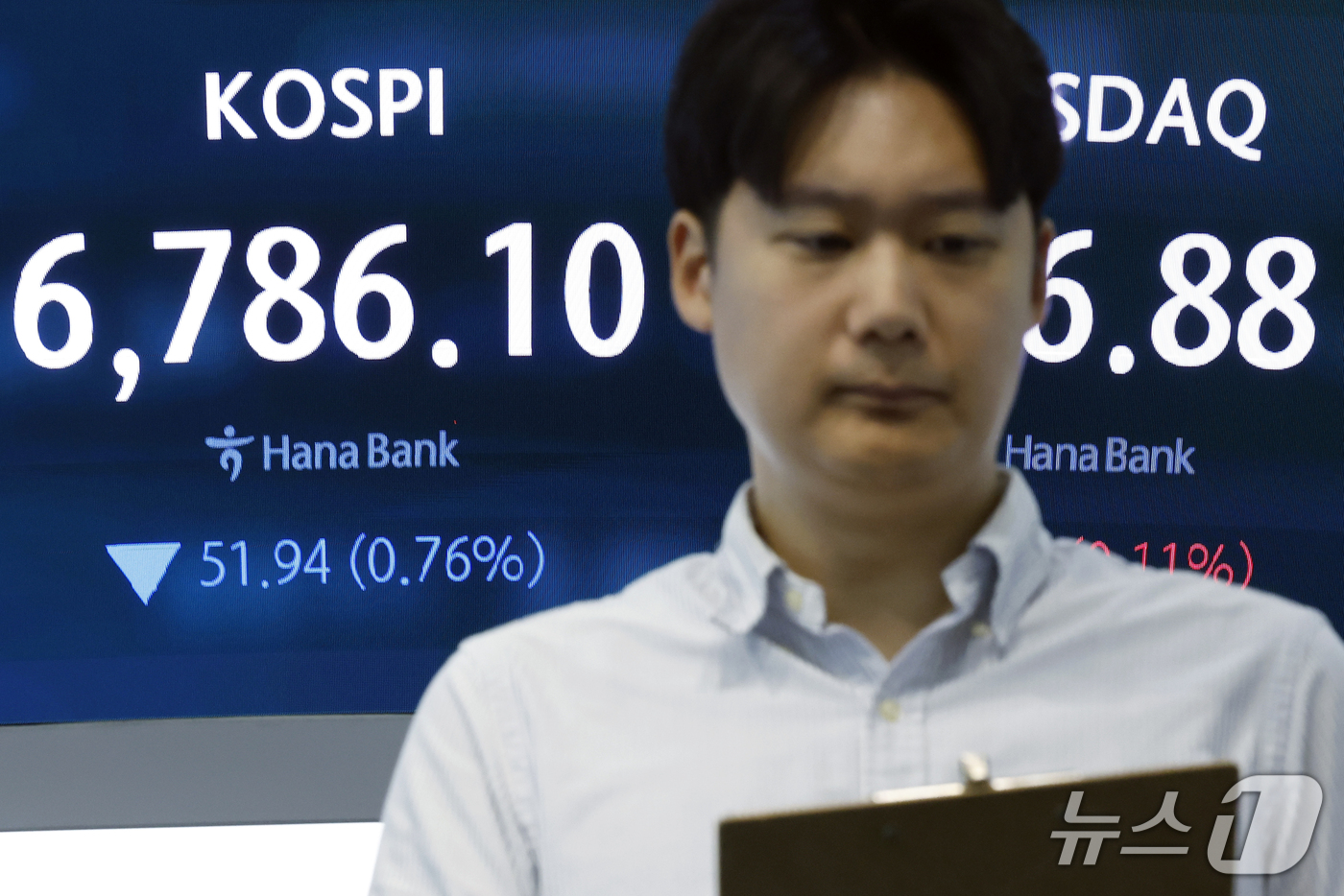 (서울=뉴스1) 박정호 기자 = 1일 오전 서울 중구 하나은행 본점 딜링룸 전광판에 코스피 등 시황이 표시되고 있다.이날 코스피는 전일 종가와 비교해 45.69포인트(p)(0.67 …