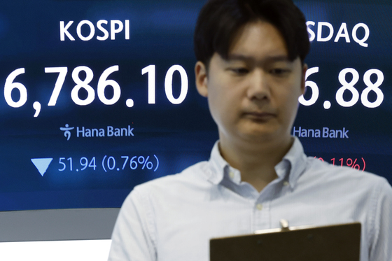 코스피, 장중 6800선 왔다 갔다