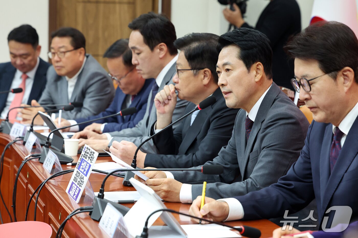 본문 이미지 - 장동혁 국민의힘 대표가 1일 오전 서울 여의도 국회에서 열린 최고위원회의에서 발언을 하고 있다. 2026.10.1 ⓒ 뉴스1 황기선 기자