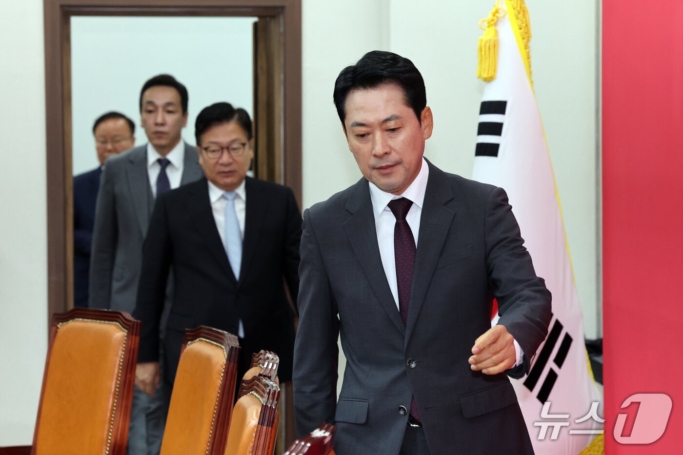 본문 이미지 - 장동혁 국민의힘 대표가 1일 오전 서울 여의도 국회에서 열린 최고위원회의에 참석하고 있다. 2026.10.1 ⓒ 뉴스1 황기선 기자
