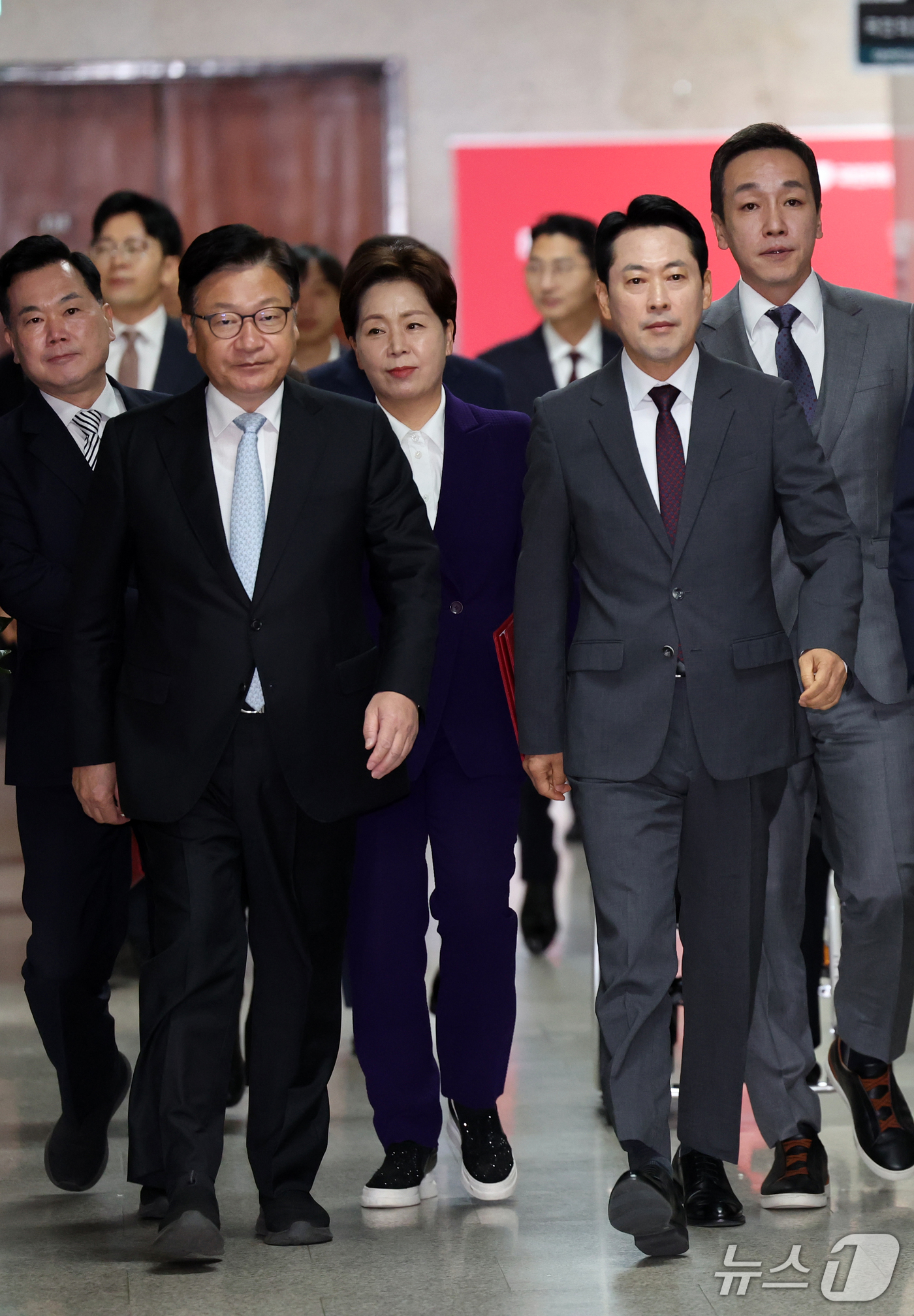 (서울=뉴스1) 황기선 기자 = 국민의힘 장동혁 대표와 정점식 원내대표가 1일 오전 서울 여의도 국회에서 열린 최고위원회의에 참석하고 있다.  2026.10.1/뉴스1
