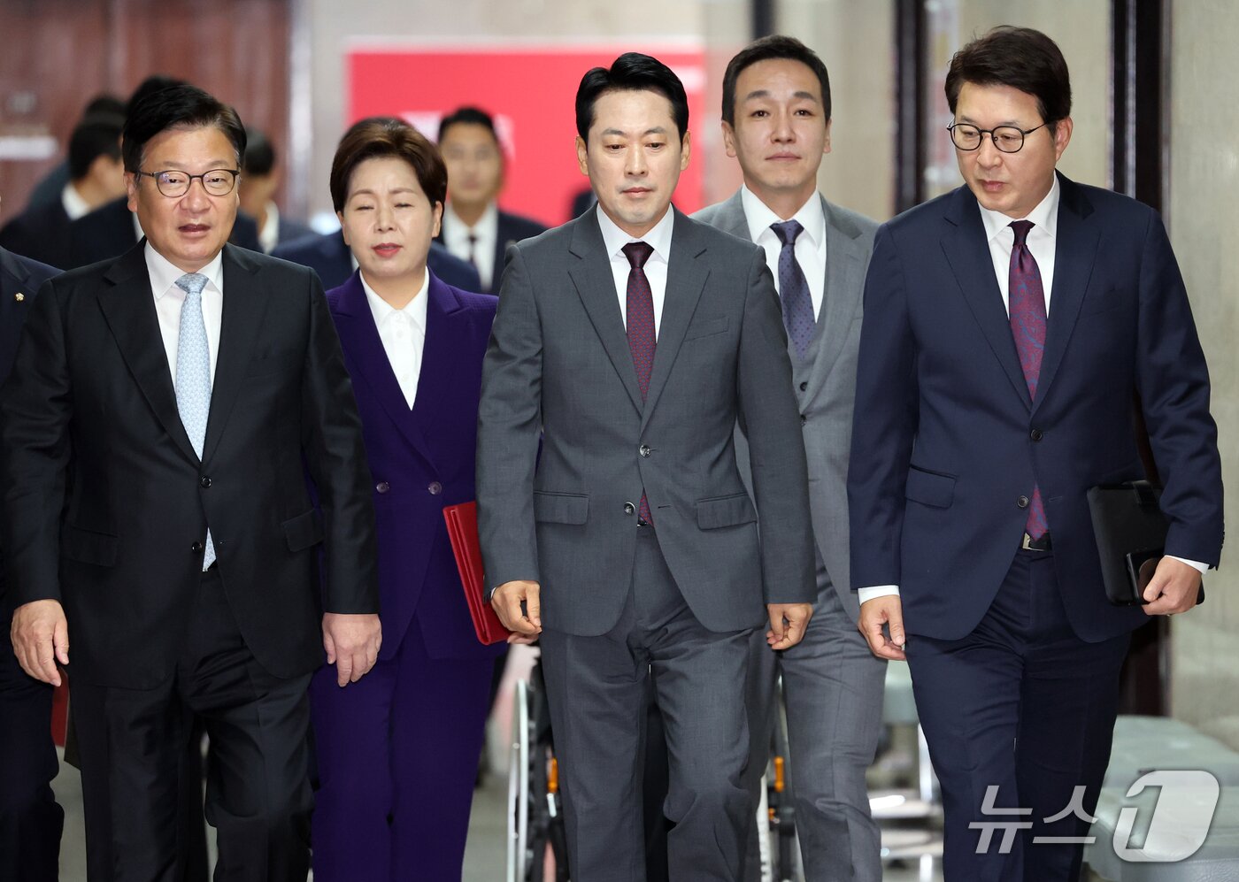 본문 이미지 - 국민의힘 장동혁 대표와 지도부가 1일 오전 서울 여의도 국회에서 열린 최고위원회의에 참석하고 있다. 2026.10.1 ⓒ 뉴스1 황기선 기자