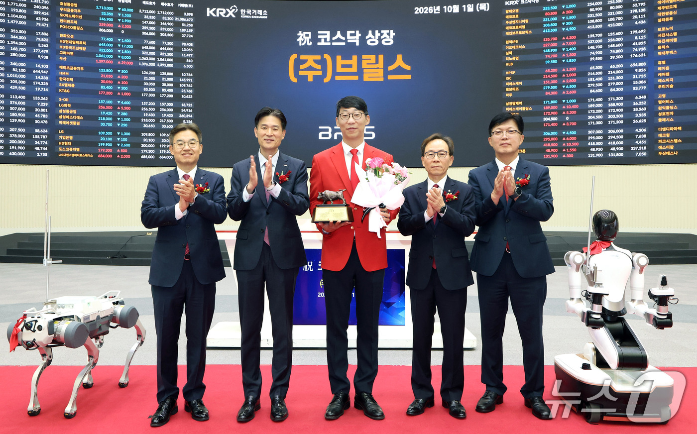 (서울=뉴스1) = 1일 오전 서울 영등포구 한국거래소에서 열린 브릴스 코스닥시장 상장기념식에서 상장기념패 전달 후 박종식 한국IR협의회 부회장(왼쪽부터), 민경욱 한국거래소 코스 …