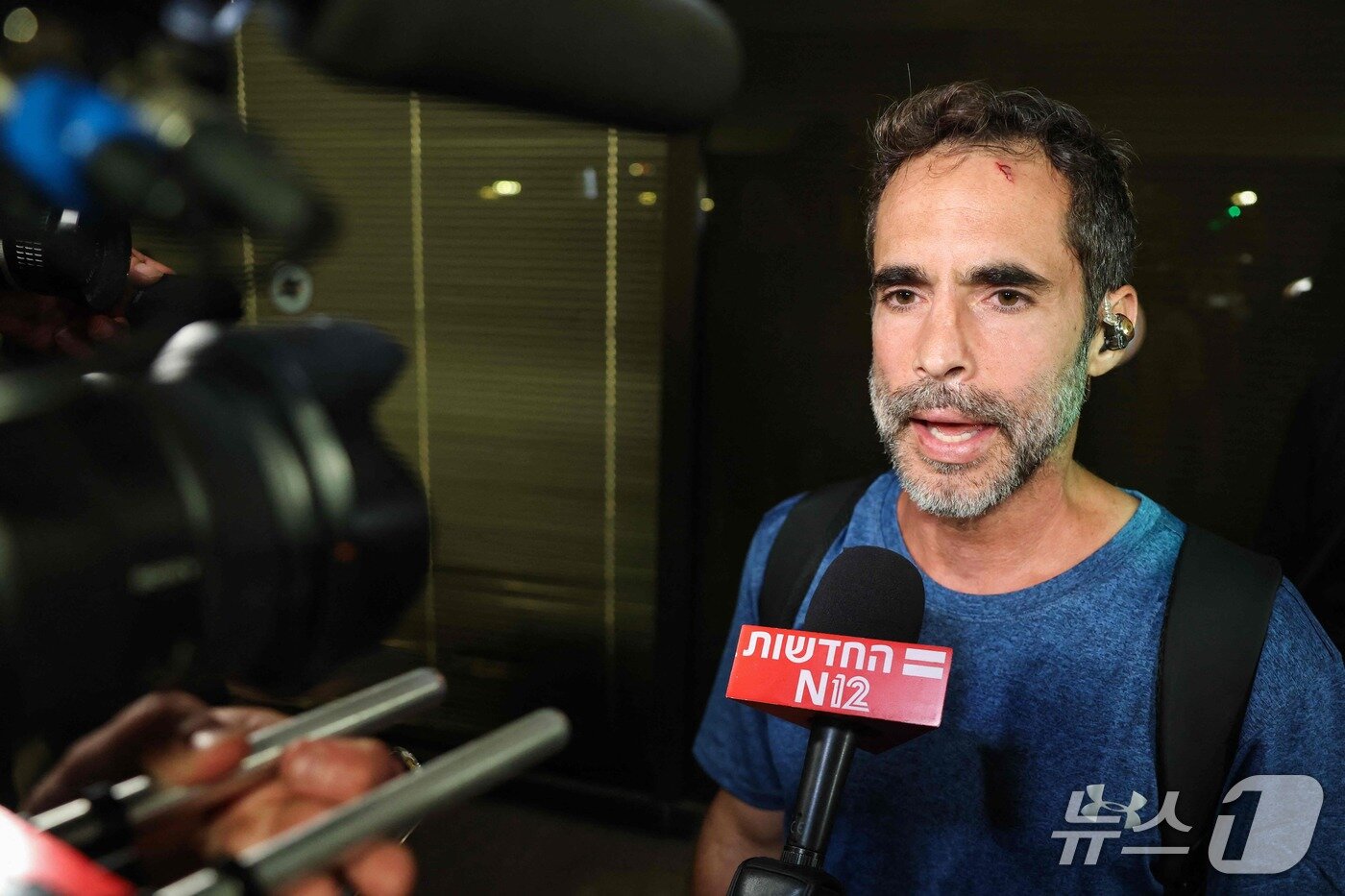 본문 이미지 - 플라이 두바이 기내에서 일어난 일을 설명하는 아사프 라즈완 ⓒ AFP=뉴스1
