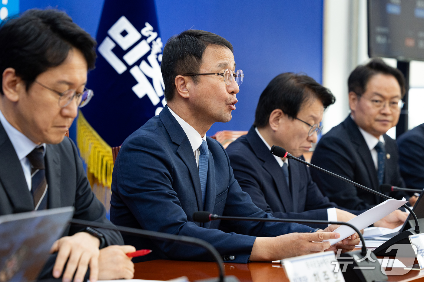 (서울=뉴스1) 유승관 기자 = 한병도 더불어민주당 원내대표가 1일 서울 여의도 국회에서 열린 정책조정회의에서 발언하고 있다. 2026.10.1/뉴스1