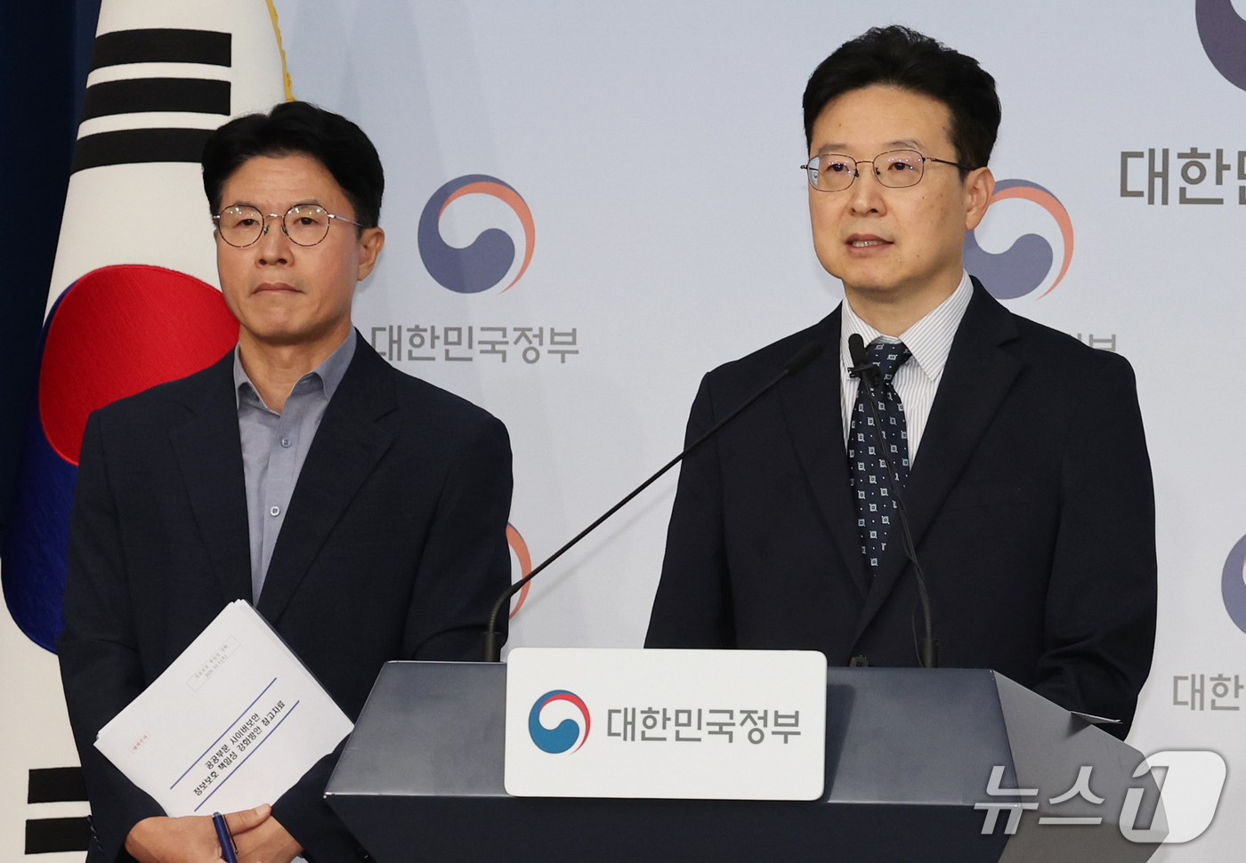 (서울=뉴스1) 이종덕 기자 = 황규철 행정안전부 인공지능정부실장이 1일 서울 종로구 정부서울청사에서 공공부문 사이버보안 책임성 강화방안 관련 브리핑을 하고 있다. 정부는 위중한 …