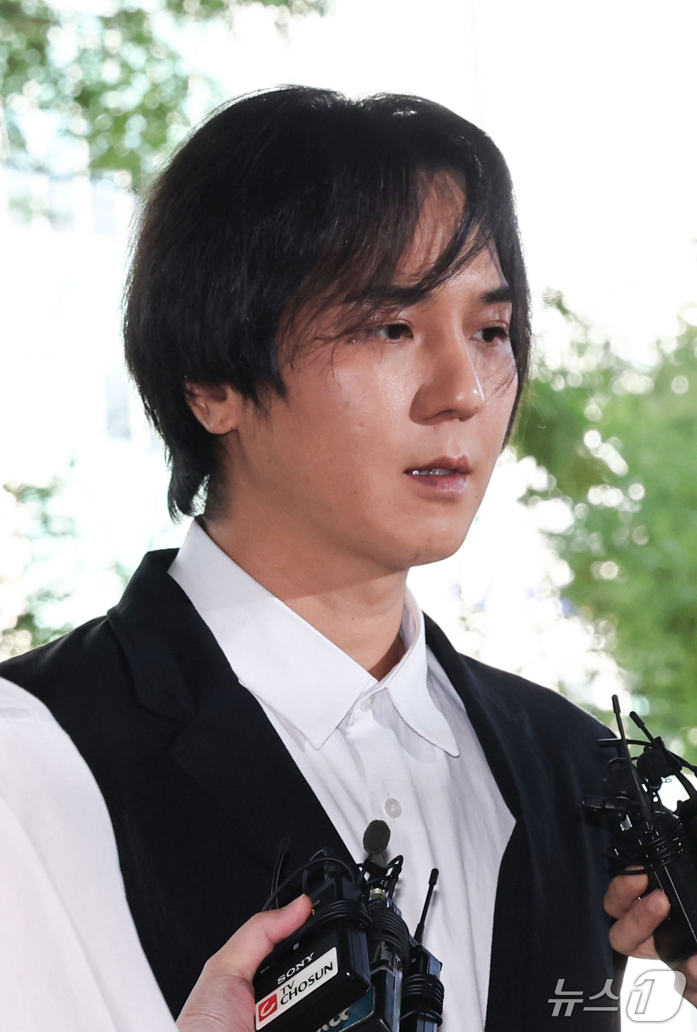 (서울=뉴스1) 이종수 기자 = 병역법 위반 혐의를 받는 가수 송민호가 1일 오전 서울 마포구 서울서부지방법원에서 열린 1심 선고공판에 출석하고 있다. 2026.10.1/뉴스1