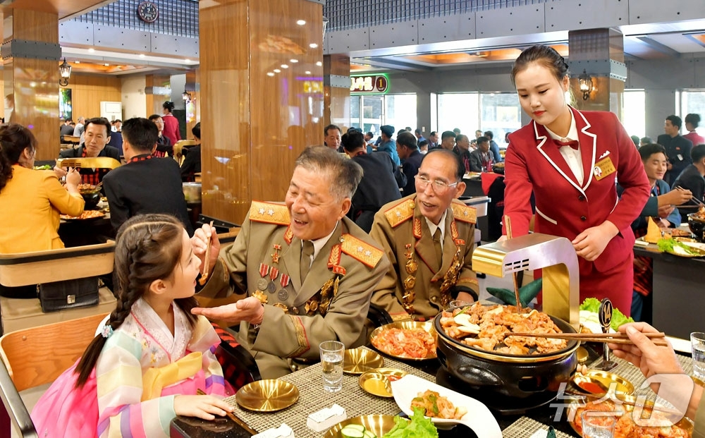 (평양 노동신문=뉴스1) = 북한 노동당 기관지 노동신문은 지난달 29일 황해북도 사리원시 경암산 기슭에 건설된 경암불고기전문식당 준공식이 진행됐다고 1일 보도했다. [국내에서만 …