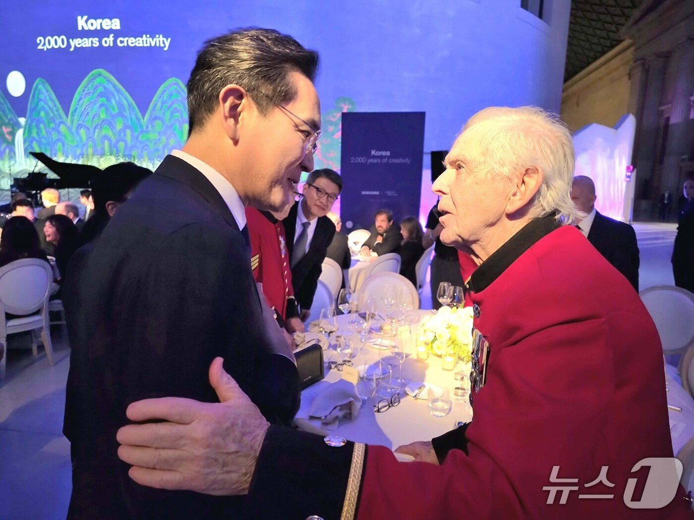본문 이미지 -  이재용 삼성전자 회장이 KH컬렉션 순회전 갈라 디너에 참석한 6·25 참전용사 피터 풀러브와 대화를 나누고 있다. (삼성전자 제공)