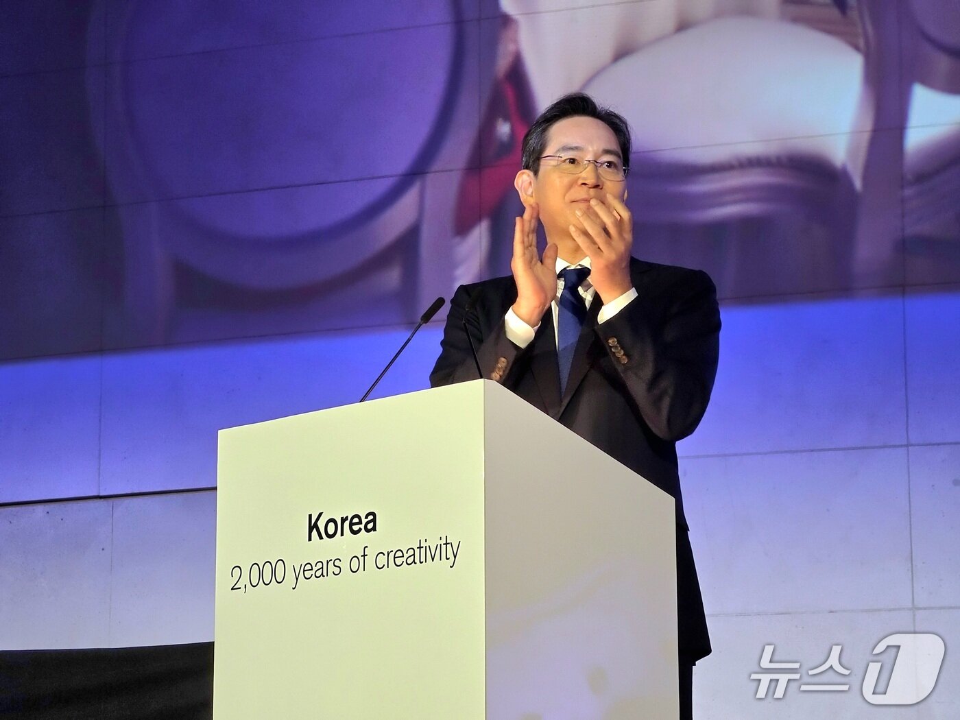 본문 이미지 -  이재용 삼성전자 회장이 9월 30일(현지시간) 영국박물관에서 열린 KH컬렉션 순회전 갈라 디너에서 환영사를 하고 있다. (삼성전자 제공)