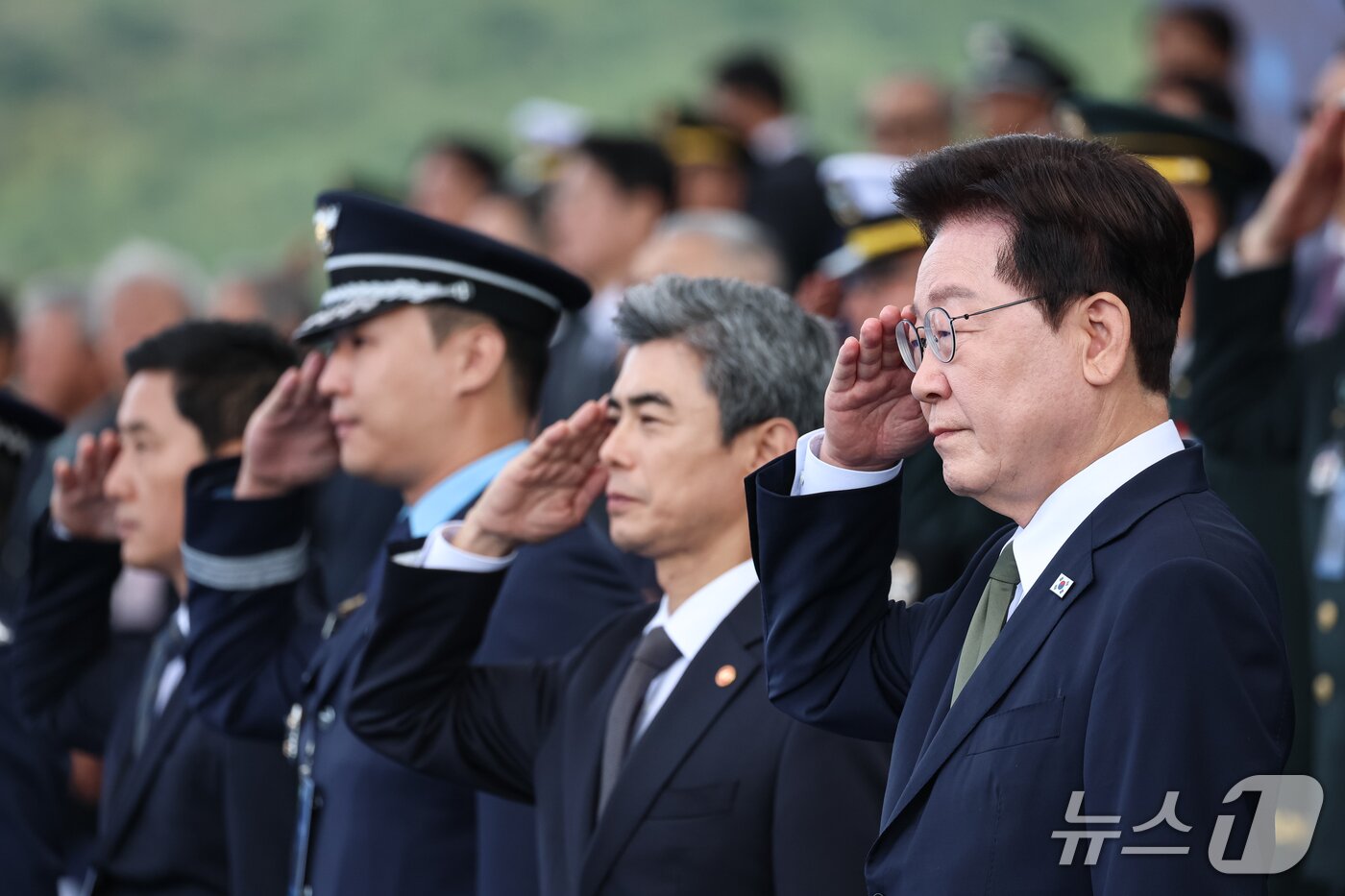 본문 이미지 - 이재명 대통령이 1일 충남 계룡대 활주로에서 열린 제78회 국군의 날 기념식에서 거수경례를 하고 있다. (청와대통신사진기자단) 2026.10.1 ⓒ 뉴스1 이재명 기자