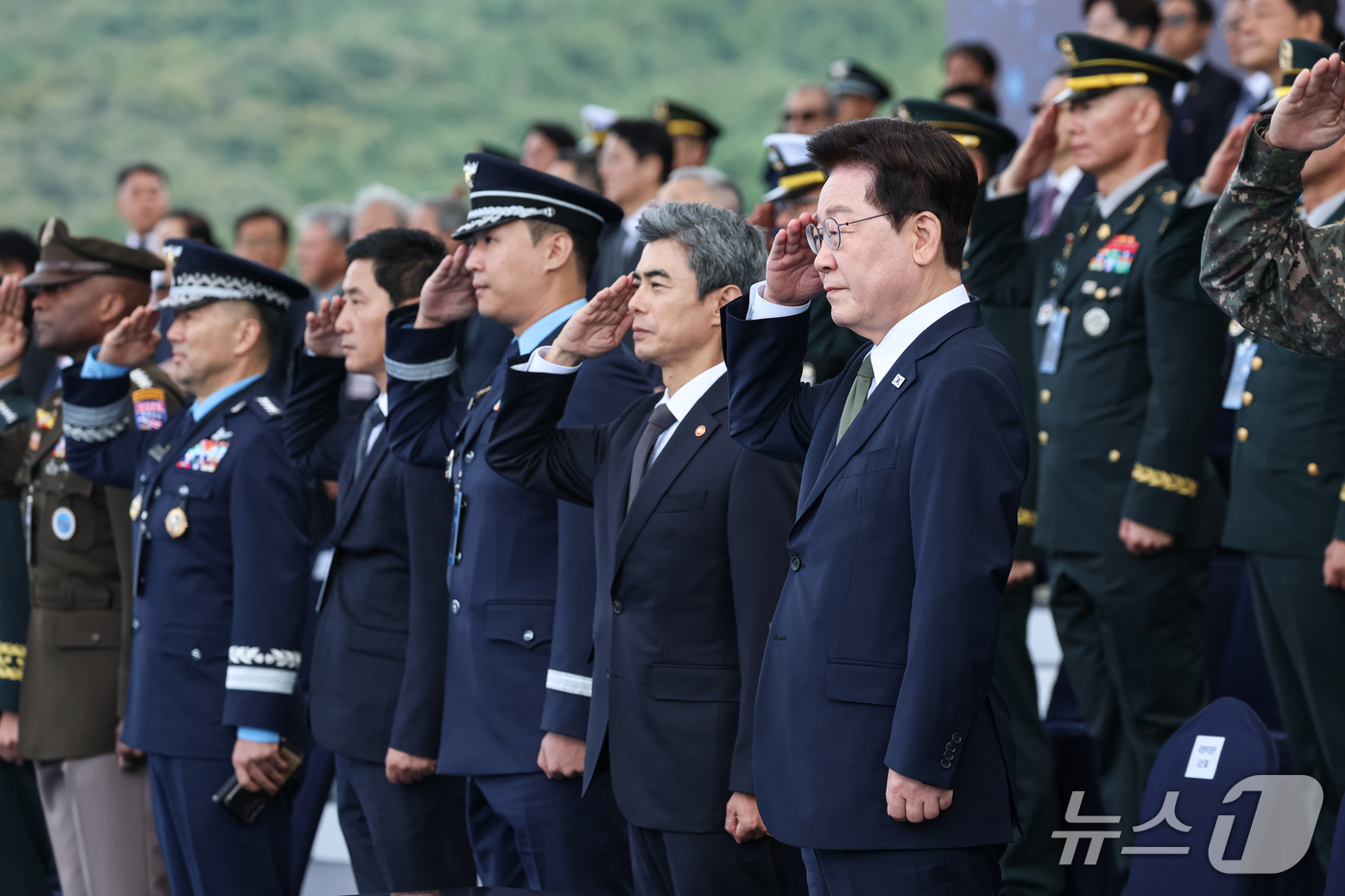 (계룡=뉴스1) 이재명 기자 = 이재명 대통령이 1일 충남 계룡대 활주로에서 열린 제78회 국군의 날 기념식에서 거수경례를 하고 있다. (청와대통신사진기자단) 2026.10.1/뉴 …