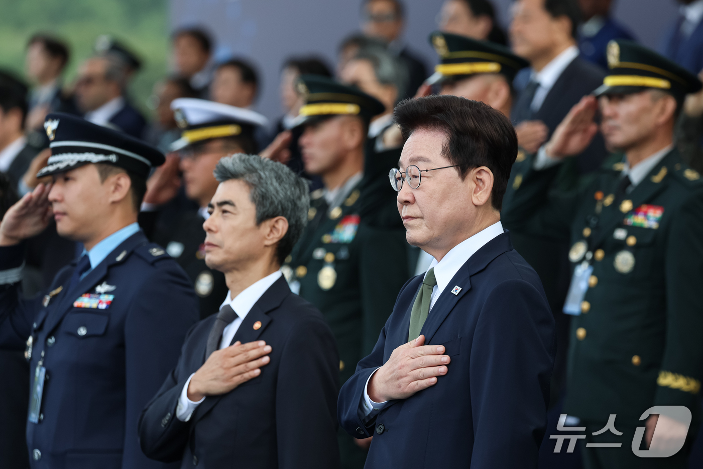 (계룡=뉴스1) 이재명 기자 = 이재명 대통령이 1일 충남 계룡대 활주로에서 열린 제78회 국군의 날 기념식에서 국민의례를 하고 있다. (청와대통신사진기자단) 2026.10.1/뉴 …