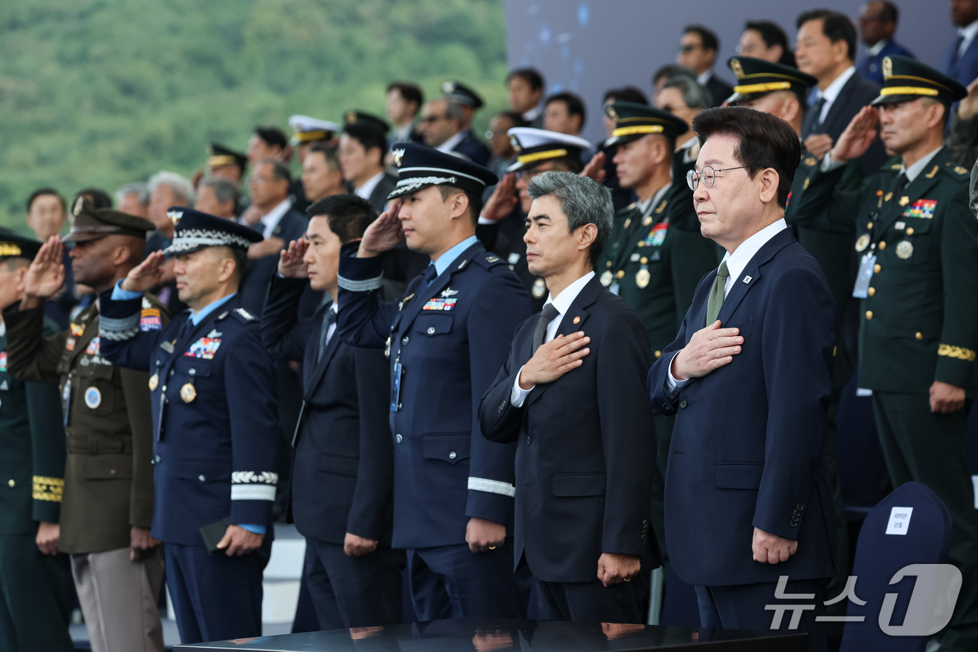 (계룡=뉴스1) 이재명 기자 = 이재명 대통령이 1일 충남 계룡대 활주로에서 열린 제78회 국군의 날 기념식에서 국민의례를 하고 있다. (청와대통신사진기자단) 2026.10.1/뉴 …
