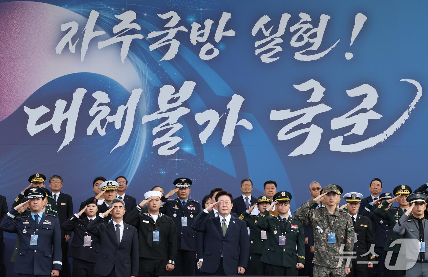 (계룡=뉴스1) 이재명 기자 = 이재명 대통령이 1일 충남 계룡대 활주로에서 열린 제78회 국군의 날 기념식에서 거수경례를 하고 있다. (청와대통신사진기자단) 2026.10.1/뉴 …