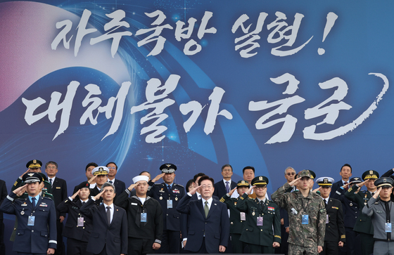 국군의 날 기념식 참석한 이재명 대통령 '거수경례'