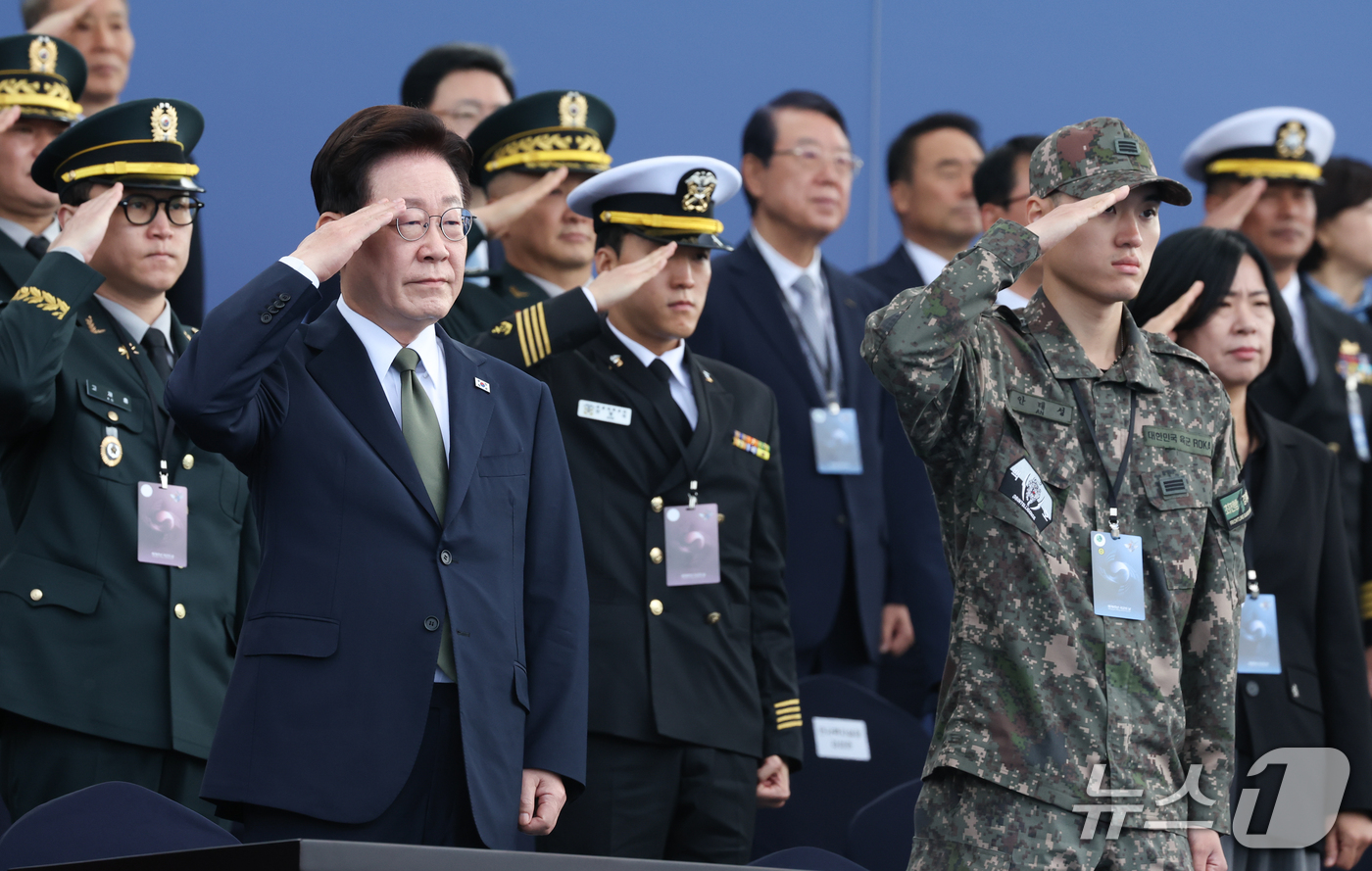 (계룡=뉴스1) 이재명 기자 = 이재명 대통령이 1일 충남 계룡대 활주로에서 열린 제78회 국군의 날 기념식에서 거수경례를 하고 있다. (청와대통신사진기자단) 2026.10.1/뉴 …