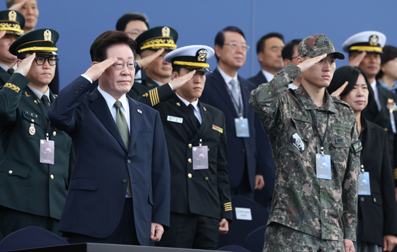 국군의 날 기념식 참석한 이재명 대통령 '거수경례'
