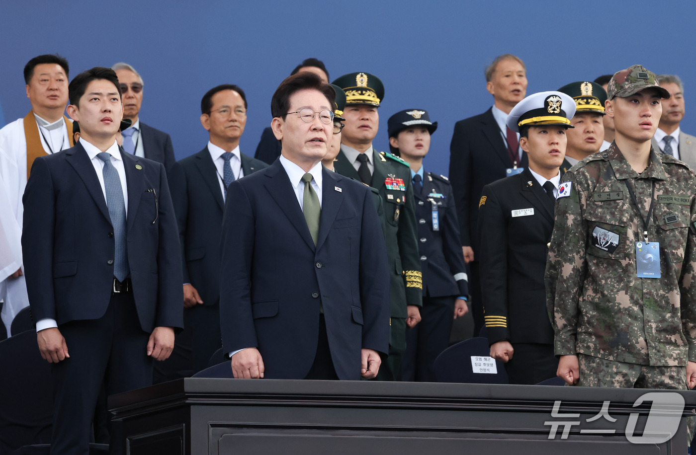(계룡=뉴스1) 이재명 기자 = 이재명 대통령이 1일 충남 계룡대 활주로에서 열린 제78회 국군의 날 기념식에서 애국가를 제창하고 있다. (청와대통신사진기자단) 2026.10.1/ …