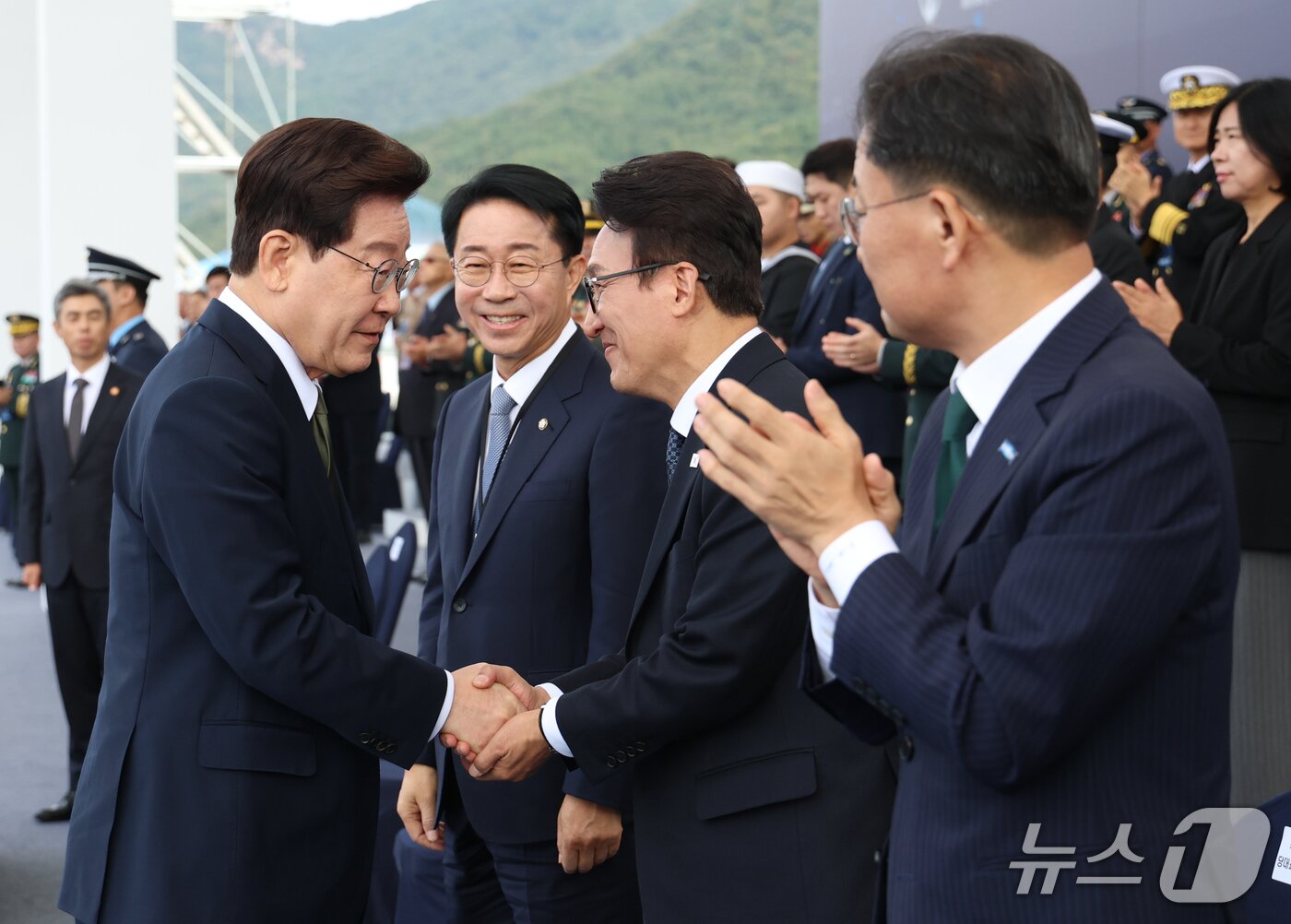 본문 이미지 - 이재명 대통령과 김민석 더불어민주당 대표가 1일 충남 계룡대 활주로에서 열린 제78회 국군의 날 기념식에서 인사를 나누고 있다. (청와대통신사진기자단) 2026.10.1 ⓒ 뉴스1 이재명 기자