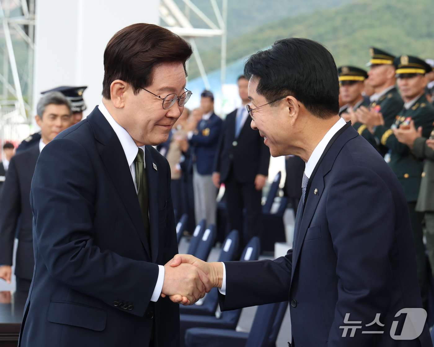 (계룡=뉴스1) 이재명 기자 = 이재명 대통령과 조정식 국회의장이 1일 충남 계룡대 활주로에서 열린 제78회 국군의 날 기념식에서 인사를 나누고 있다. (청와대통신사진기자단) 20 …
