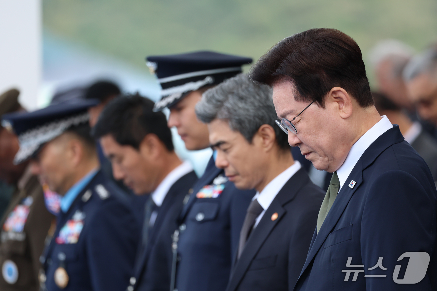 (계룡=뉴스1) 이재명 기자 = 이재명 대통령이 1일 충남 계룡대 활주로에서 열린 제78회 국군의 날 기념식에서 묵념을 하고 있다. (청와대통신사진기자단) 2026.10.1/뉴스1 …