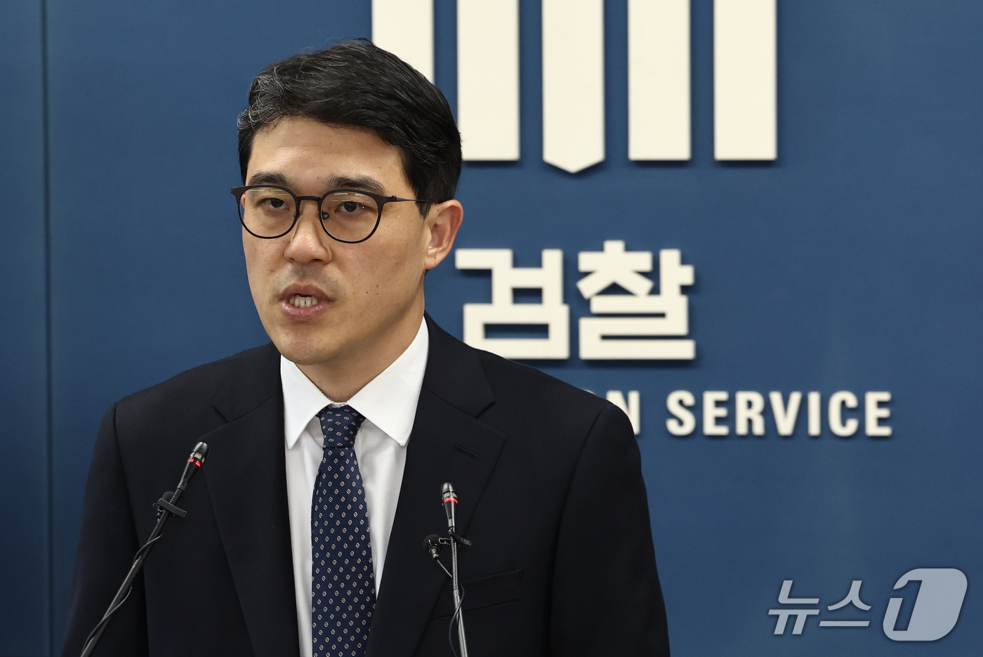 (서울=뉴스1) 최지환 기자 = 나희석 공정거래조사부 부장검사가 1일 서울 서초구 서울고등검찰청 브리핑룸에서 석유화학제품 담합 사건 수사 결과를 발표하고 있다. 2026.10.1/ …