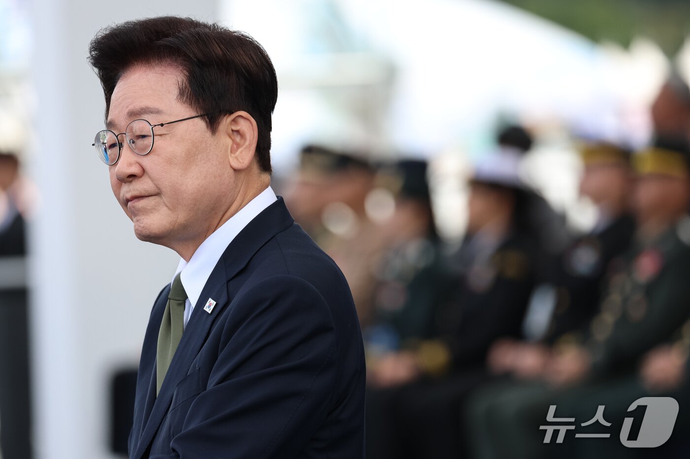 본문 이미지 - 이재명 대통령이 1일 충남 계룡대 활주로에서 열린 제78회 국군의 날 기념식에서 기념사를 하고 있다. (청와대통신사진기자단) 2026.10.1 ⓒ 뉴스1 이재명 기자