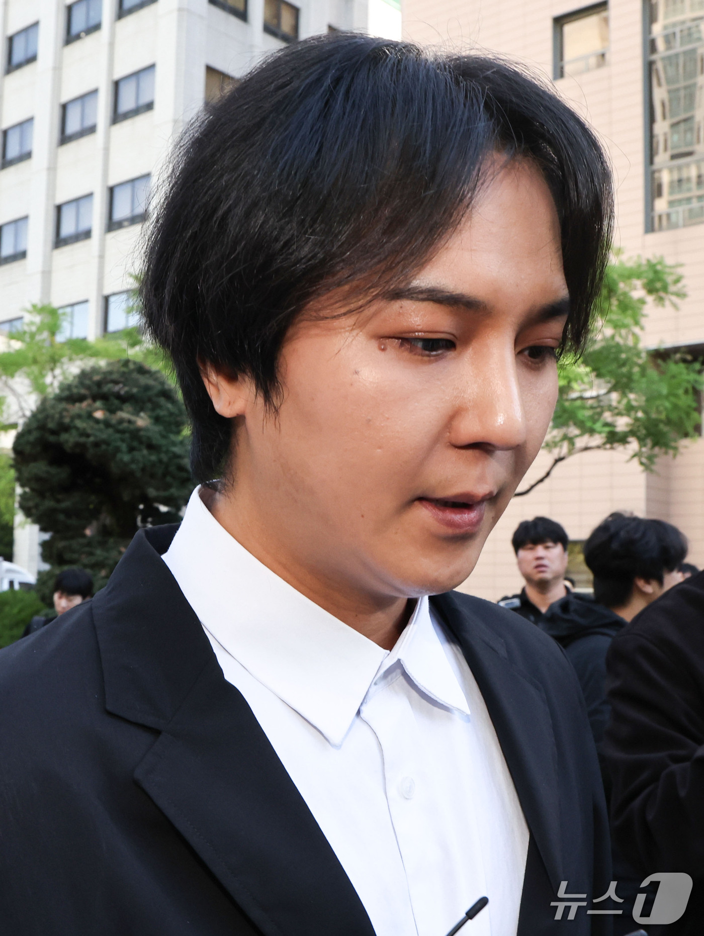 (서울=뉴스1) 이종수 기자 = 병역법 위반 혐의를 받는 가수 송민호가 1일 오전 서울 마포구 서울서부지방법원에서 열린 1심 선고공판을 마치고 법원을 나서고 있다. 2026.10. …