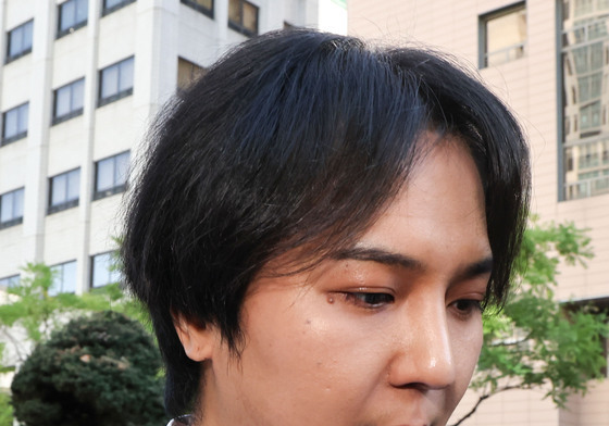 굳은 표정으로 법원 나서는 송민호