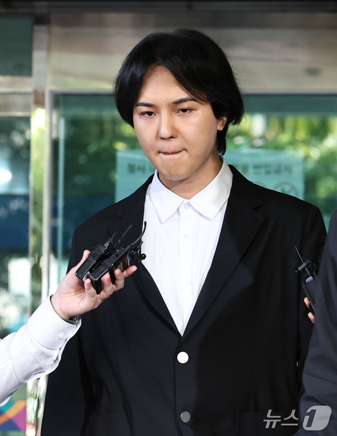 (서울=뉴스1) 이종수 기자 = 병역법 위반 혐의를 받는 가수 송민호가 1일 오전 서울 마포구 서울서부지방법원에서 열린 1심 선고공판을 마치고 법원을 나서고 있다. 2026.10. …