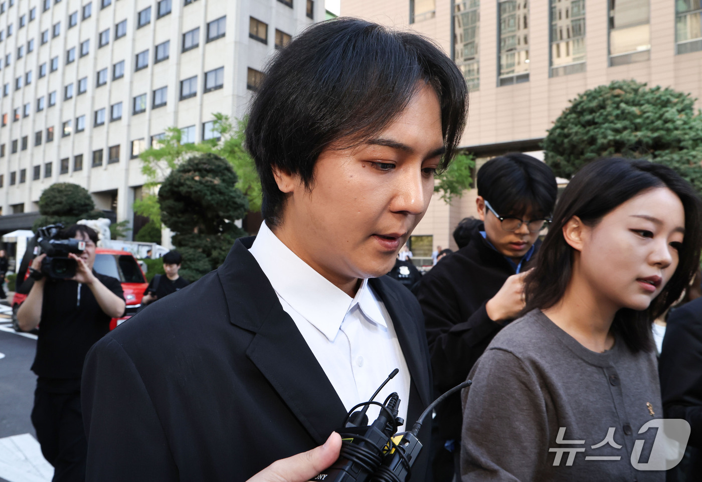 (서울=뉴스1) 이종수 기자 = 병역법 위반 혐의를 받는 가수 송민호가 1일 오전 서울 마포구 서울서부지방법원에서 열린 1심 선고공판을 마치고 법원을 나서고 있다. 2026.10. …