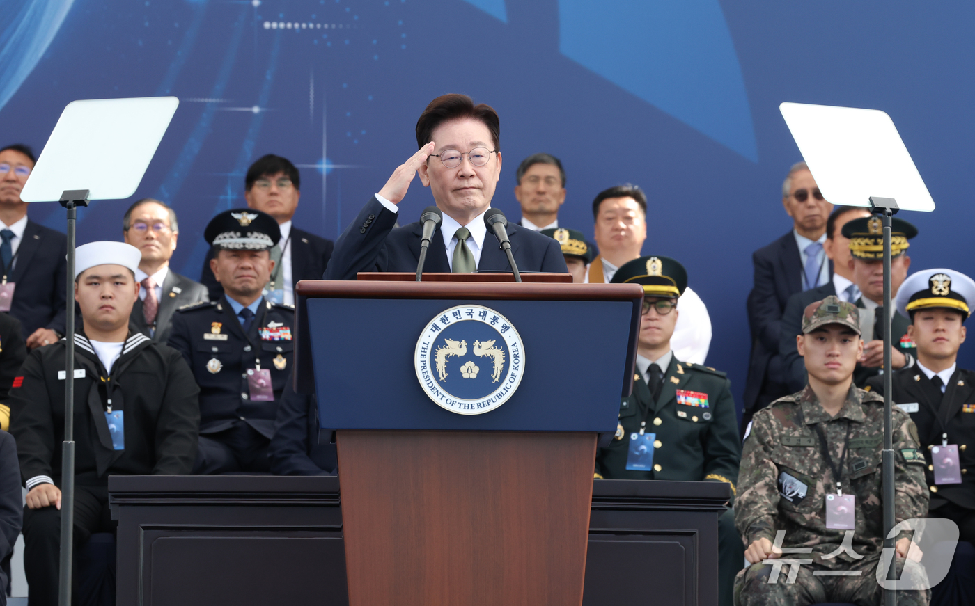 (계룡=뉴스1) 이재명 기자 = 이재명 대통령이 1일 충남 계룡대 활주로에서 열린 제78회 국군의 날 기념식에서 기념사를 마친 후 거수경례를 하고 있다. (청와대통신사진기자단) 2 …