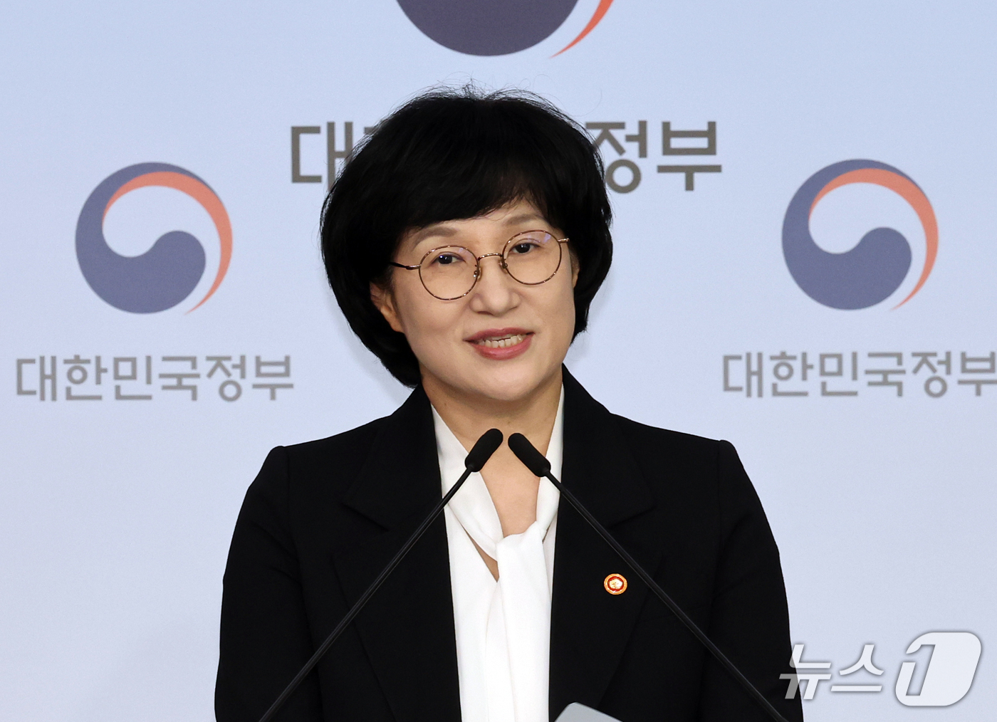 (서울=뉴스1) 이종덕 기자 = 원민경 성평등가족부장관이 1일 서울 종로구 정부서울청사에서 성평등가족부 출범 1년 브리핑을 하고 있다.  원민경 장관은 출범2년차에는 지난 1년의 …