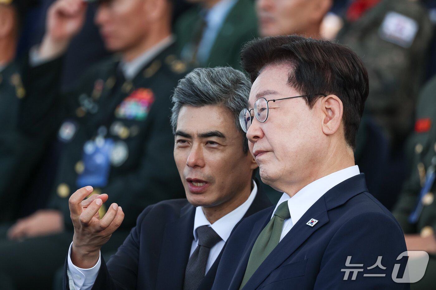 본문 이미지 - 이재명 대통령과 강신철 국방부 장관. (청와대통신사진기자단) 2026.10.1 ⓒ 뉴스1 이재명 기자