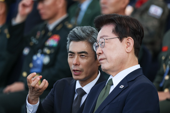 대화하는 이재명 대통령·강신철 장관