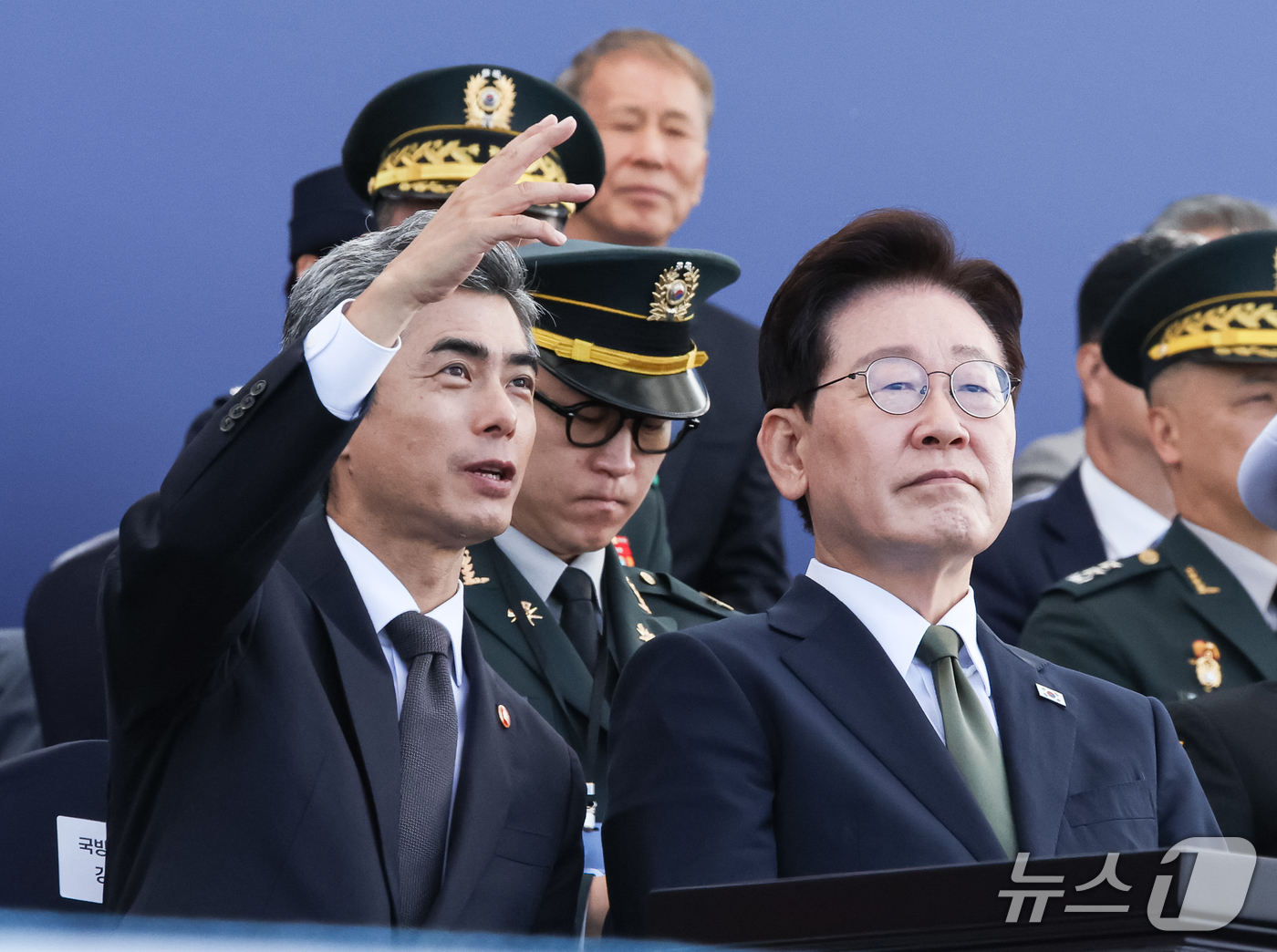 (계룡=뉴스1) 이재명 기자 = 이재명 대통령과 강신철 국방부 장관이 1일 충남 계룡대 활주로에서 열린 제78회 국군의 날 기념식에서 대화를 하고 있다. (청와대통신사진기자단) 2 …