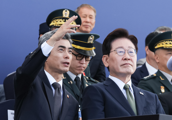 대화하는 이재명 대통령·강신철 장관