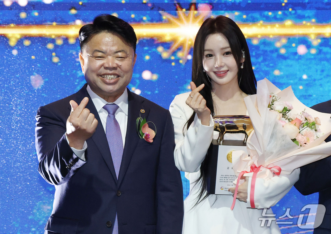 (서울=뉴스1) 이광호 기자 = 이기홍 대한한돈협회장 겸 한돈자조금관리위원장이 1일 서울 용산구 그랜드 하얏트 서울에서 열린 2026한돈데이 기념식에서 가수 남규리에게 공로패 수여 …