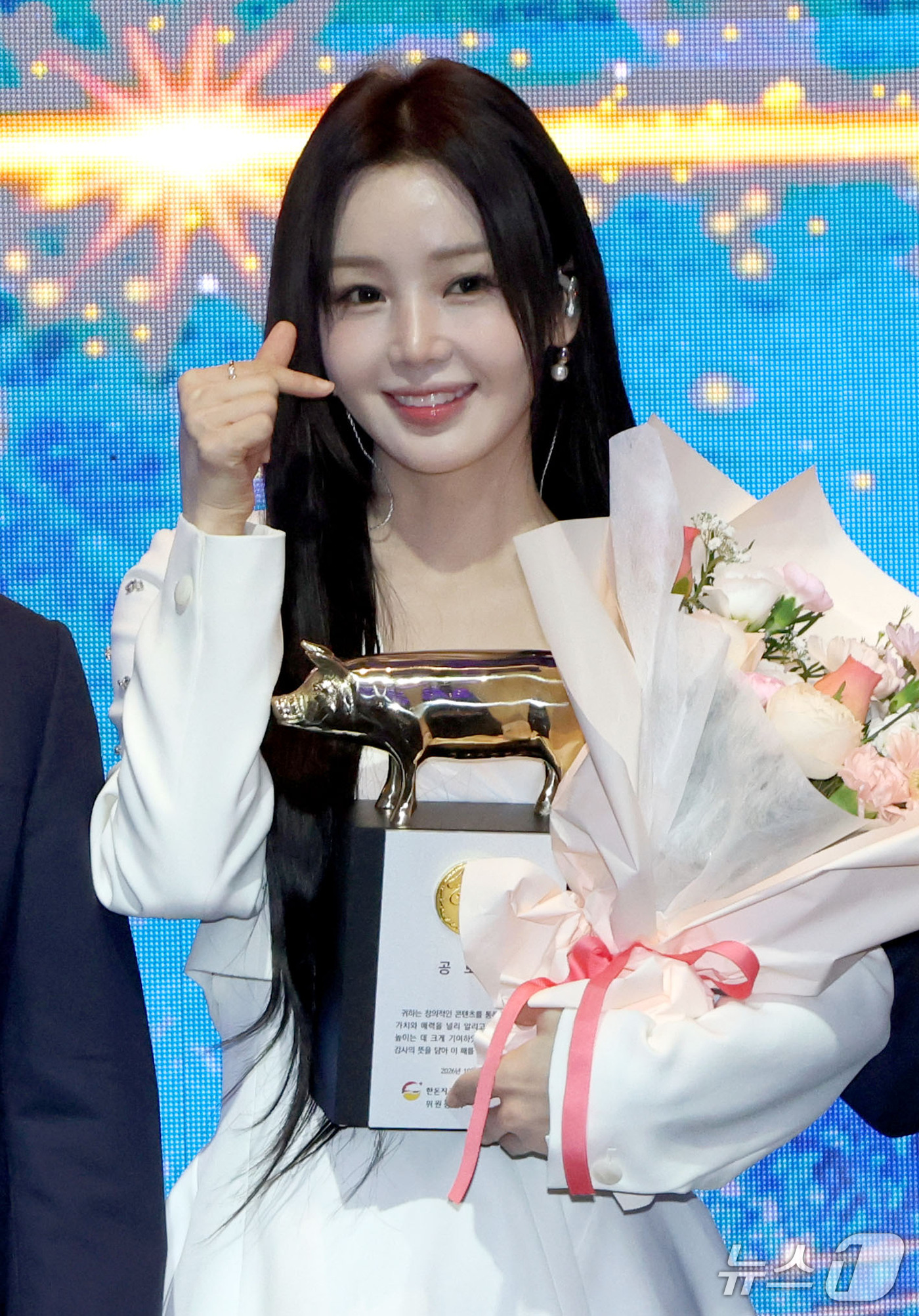 (서울=뉴스1) 이광호 기자 = 가수 남규리가 1일 서울 용산구 그랜드 하얏트 서울에서 열린 2026한돈데이 기념식에 참석해 이기홍 대한한돈협회장 겸 한돈자조금관리위원장으로부터 공 …