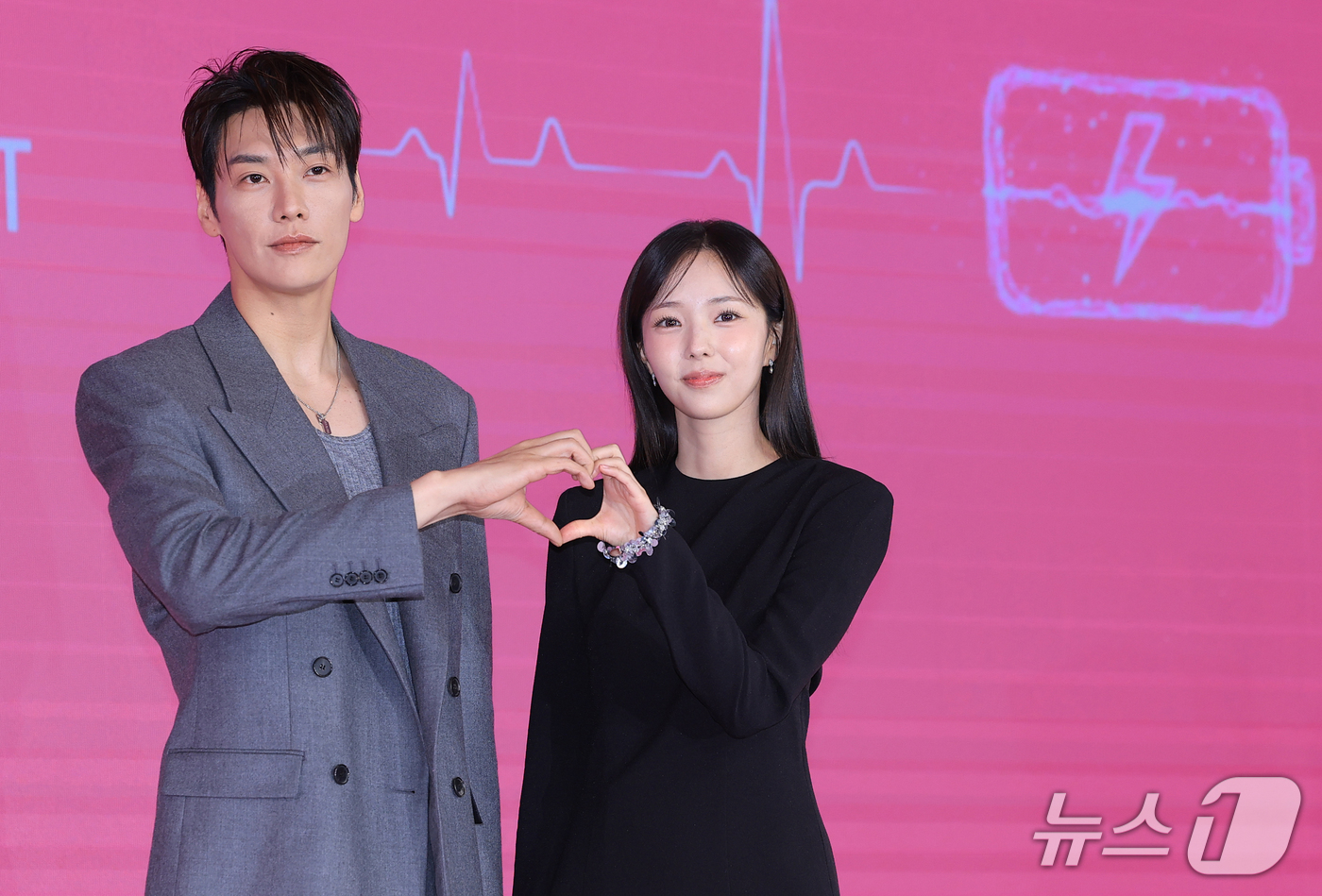 (서울=뉴스1) 권현진 기자 = 배우 김영광과 채수빈(오른쪽)이 1일 서울 마포구 호텔 나루 서울 엠갤러리에서 열린 넷플릭스 시리즈 '나를 충전해줘' 제작발표회에서 포즈를 취하고 …