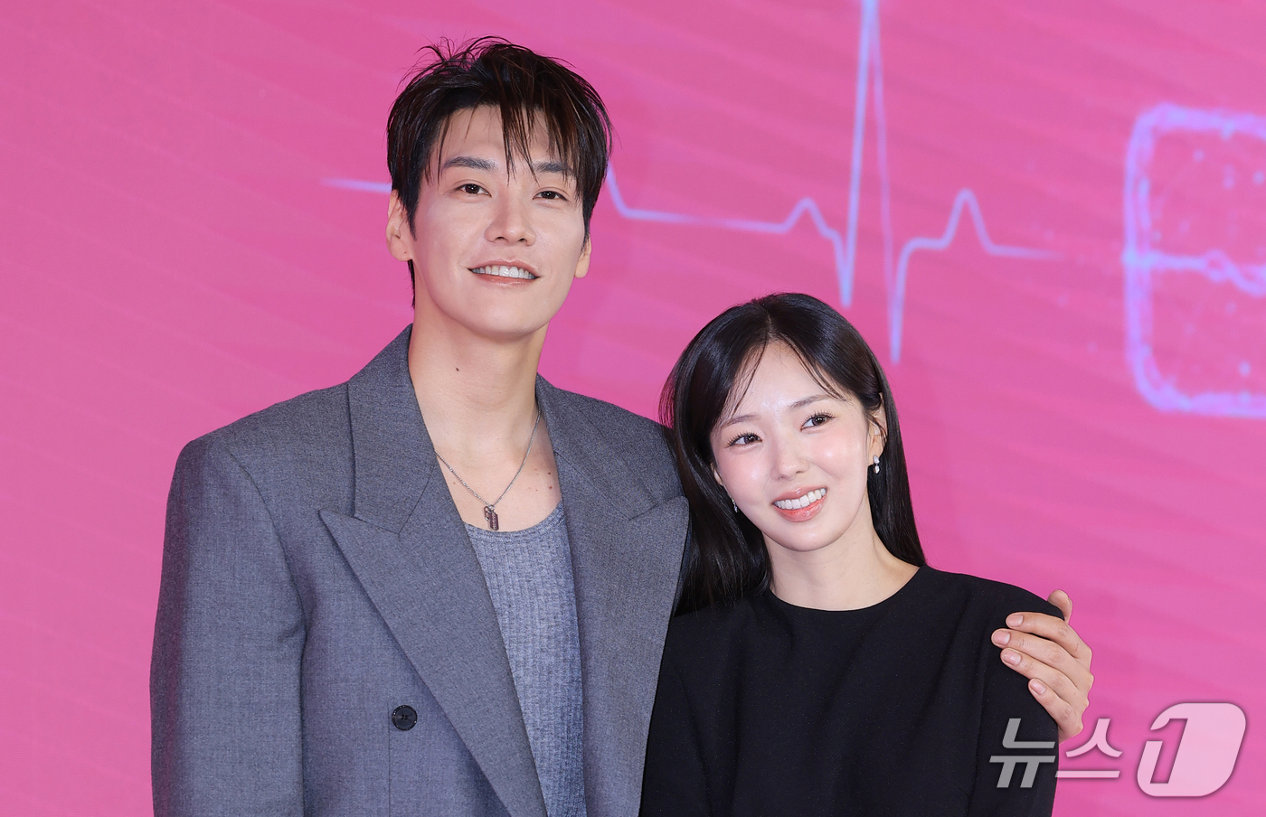 (서울=뉴스1) 권현진 기자 = 배우 김영광과 채수빈(오른쪽)이 1일 서울 마포구 호텔 나루 서울 엠갤러리에서 열린 넷플릭스 시리즈 '나를 충전해줘' 제작발표회에서 포즈를 취하고 …